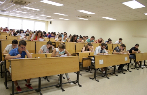 Alumnado, durante el primer día de Selectividad.