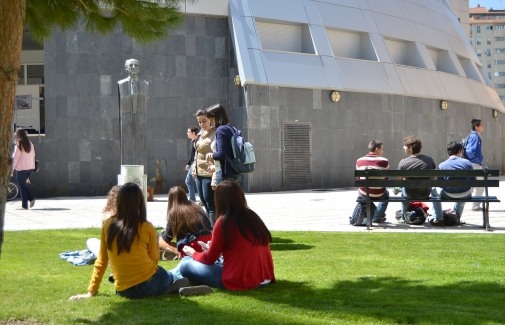 Estudiantes en el Campus de Las Lagunillas.