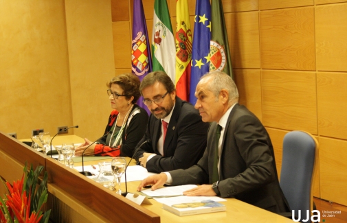 Antonio Caño, acompañado por el Rector de la UJA y la Vicerrectora de Proyección de la Cultura