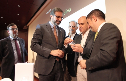 Juan Gómez, José Juan Gaforio y Francisco Reyes, con los nuevos productos para la cata.