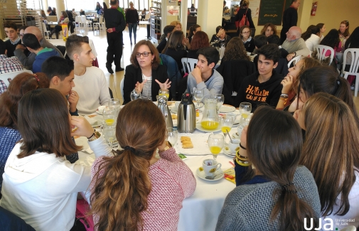 Alumnado participante en una de las mesas del Café con Ciencia