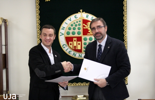 El alcalde de Huelma y el Rector de la Universidad de Jaén, tras la firma del convenio, para la realización de las jornadas.