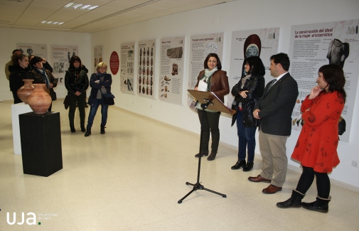 Autoridades y público, durante la inauguración de la exposición.