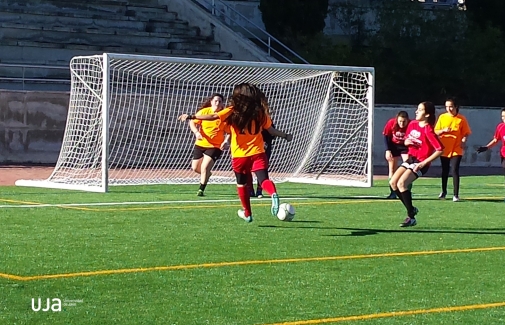 Partido de fútbol 7 femenino disputado en el campo de la UJA.