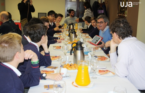 Los participantes en el Café con ciencia escuchan al investigador Ildefonso Castro.