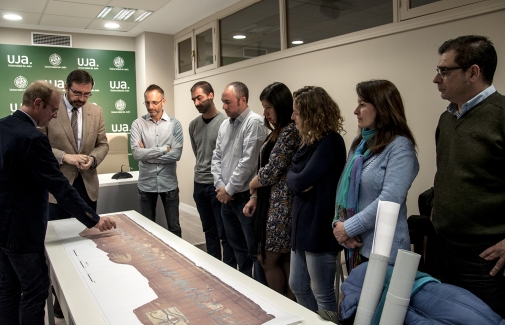 El Rector de la UJA y Alejandro Jiménez, junto a otros miembros de su equipo, observan la fotogrametría del ataud. Foto: C. M.