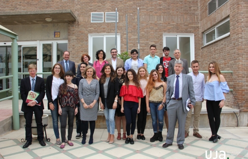 Foto de familia del acto de reconocimiento de la Fase Provincial de las Olimpiadas. Foto: Eduardo Vílchez