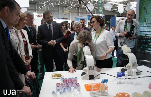 La ministra de Agricultura, Isabel García Tejerina, durante su visita el taller de Microbiología del stand de la UJA.