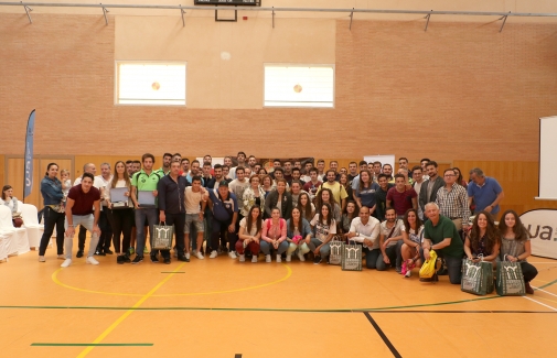 Foto de familia con representantes institucionales y galardonados. Foto: Eduardo Vílchez