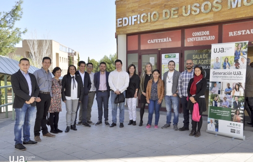 Foto de familia de representantes institucionales de la UJA, con alumnado del programa de doctorado. Foto: Celia Martínez.
