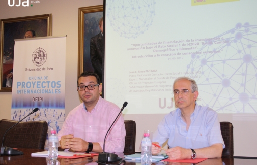 El director de la OFIPI, Francisco A. Díaz, junto a Juan Riese en la presentación de la sesión.