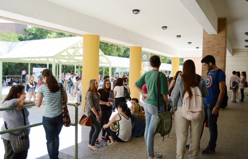 Estudiantes, ante la puerta del Edificio B4.