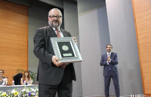Luis Parras Guijosa, con el recuerdo entregado por el Rector Juan Gómez.