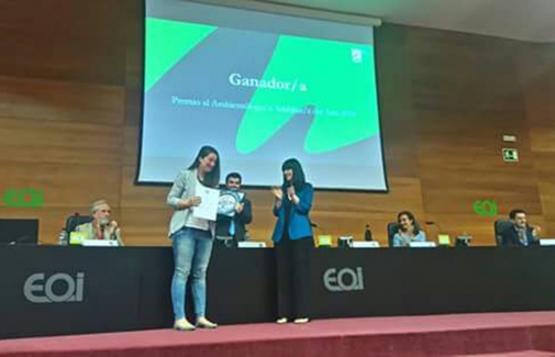 Ana Isabel Martos, recogiendo el galardón.