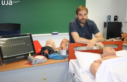 Pedro A. García, en una de las aulas de simulación clínica.