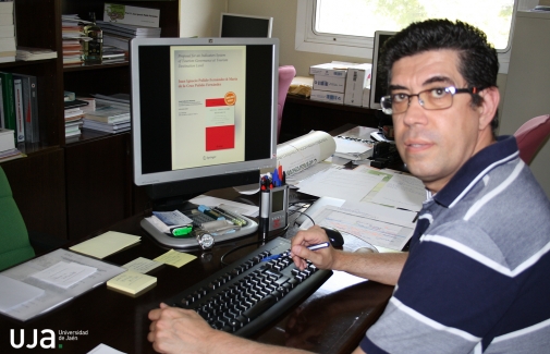 Juan Ignacio Pulido, investigador principal del proyecto, nos muestra el artículo. 
