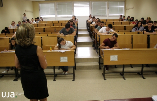 La Vicerrectora de Estudiantes, en una de las aulas donde se celebran las Pruebas de Acceso y Admisión a la Universidad
