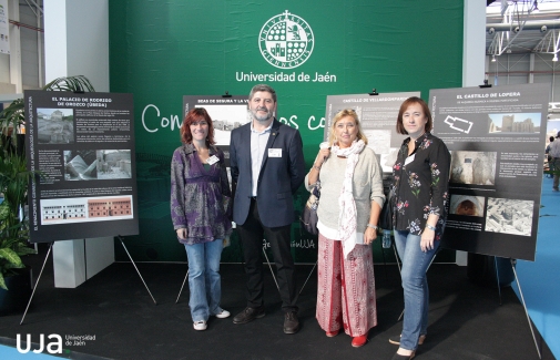 Miembros del grupo de investigación de la UJA, responsables de la exposición, posan junto a ella. 