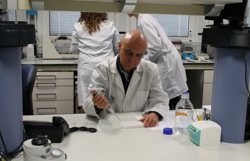 José Juan Gaforio toma muestras en el laboratorio. 