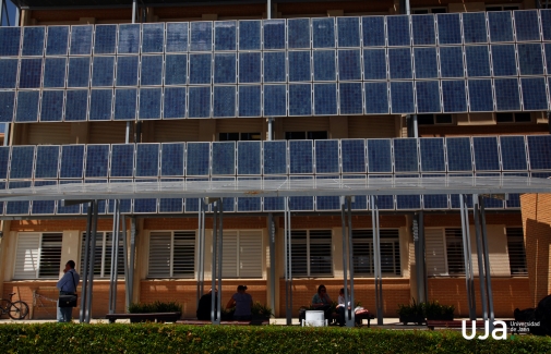 Paneles fotovoltaicos en el edificio B 5 del Campus Las Lagunillas