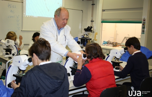 El investigador Juan Ángel Pedrosa instruye a los asistentes en el uso del microscopio. 