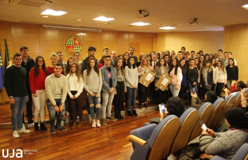 El Rector posa con el alumnado reconocido hoy