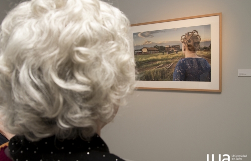 Una mujer observa una de las fotografías expuestas. Foto: Fernando Mármol