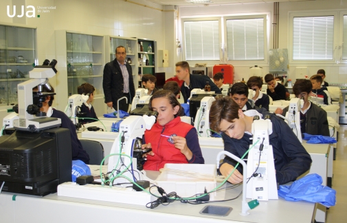 Alumnado participante en el taller de introducción a la microscopía. 