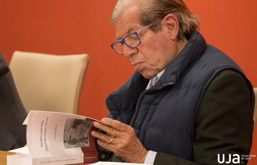 José María Balcells ojea un ejemplar de su libro. Foto: Fernando Mármol