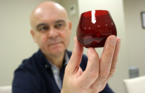El investigador José Juan Gaforio sostiene el vaso.