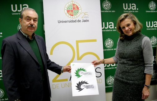 María Luisa del Moral, Vicerrectora de Estudiantes, y Juan Navas, autor del logotipo.