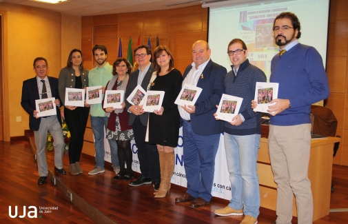 Foto de familia del Congreso con los participantes en la inauguración y algunos de los ponentes posando con el libro 'Mi héroe'. 