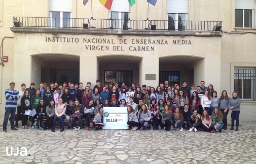 Los coordinadores y monitores de la UJA posan con el alumnado participante del Instituto Virgen del Carmen. 