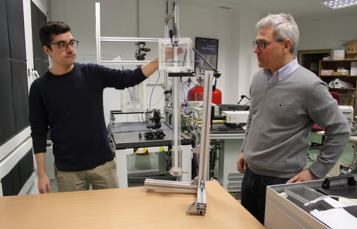 Cándido Gutiérrez (i) y Carlos Martínez, junto al modelo in vitro utilizado para el estudio.
