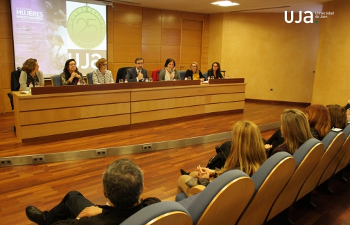 El Rector introduce la mesa redonda, acompañado de las seis investigadoras participantes. 