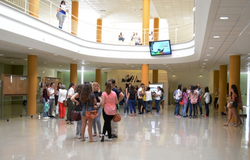 Estudiantes de la UJA, en el vestíbulo del B4.