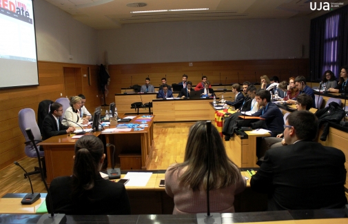 Momento del debate, en la Sala de Juntas del edificio D1. Foto: Álvaro Santiago