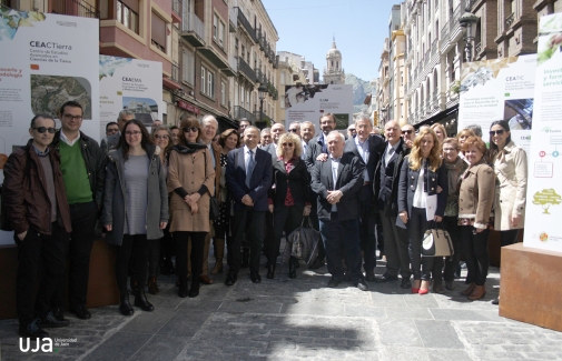 Foto de familia de integrantes del Equipo de Gobierno de la UJA con investigadores y personal de la UJA.