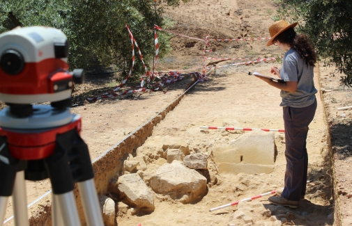 Excavaciones arqueológicas, con la cimentación al descubierto.