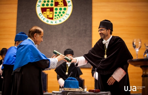 Momento de la investidura de Antonio Pascual como Doctor Honoris Causa de la UJA. Foto Sitoh Ortega