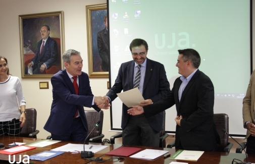 De izquierda a derecha, Amador Fraile, Juan Gómez y Jerónimo Jiménez, tras la firma del convenio.
