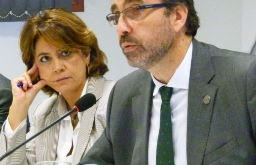 La ministra de Justicia escucha al Rector de la UJa, durante su intervención.