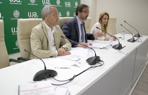 Juan Ramón Lanzas, Juan Gómez y Eva Mª Murgado, en la presentación del informe.