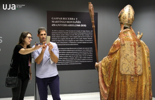 Dos profesores de la UJA fotografía a la imagen de ‘Santo Toribio asturicense’, de Gaspar Becerra