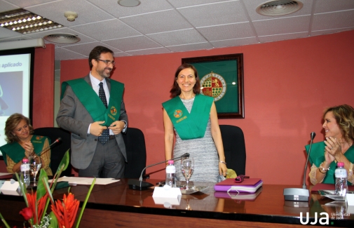 El Rector de la UJA, tras nombrar Colegiala de Honor a la profesor María Dolores Escarabajal