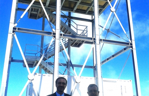 El Rector Juan Gómez y Josep Martí, delante de la torre de acceso diseñada por la UJA.