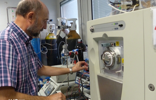 El investigador Antonio Molina, en su laboratorio.