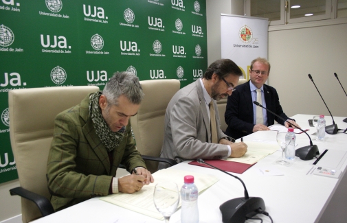 Firma del convenio entre Juan Gómez y Jesús Calderón, con Alejandro Jiménez.