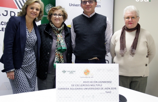 Momento de la entrega del cheque.