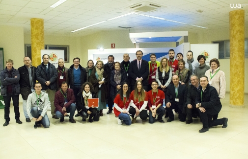 Foto de familia del Rector con organizadores y organizadores de los 'Encuentros UJA'. Foto: María Isabel Arias